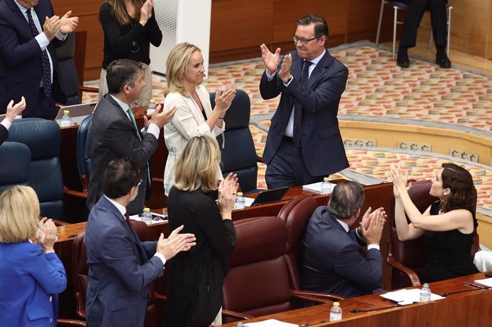 El secretario general del Partido Popular de Madrid y portavoz en la Asamblea, Alfonso Serrano, es aplaudido en su último día como portavoz del partido durante un pleno de la Asamblea de Madrid