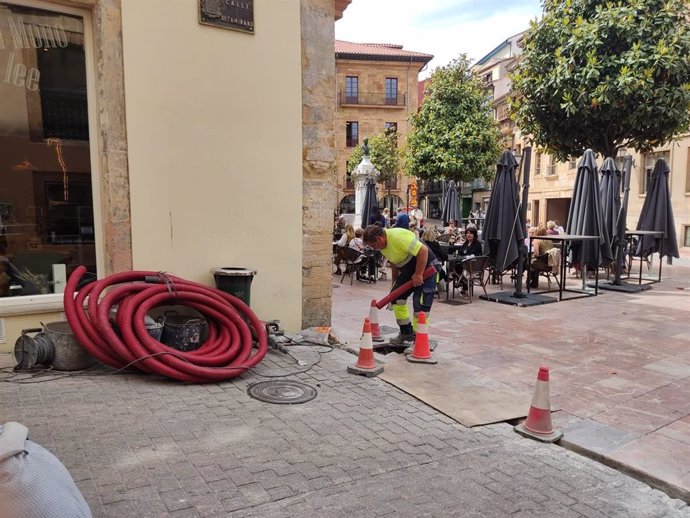 Un trabajador en la Plaza del Riego de Oviedo.