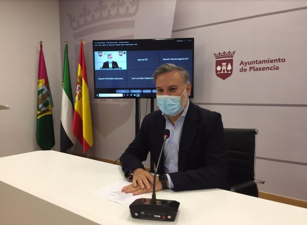 Archivo - El alcalde de Plasencia, Fernando Pizarro, en rueda de prensa en una foto de archivo