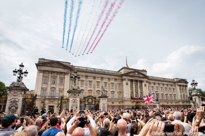 Inglaterra celebra el Jubileo Platino de la Reina Isabel II con desfiles, exposiciones y fiestas multitudinarias