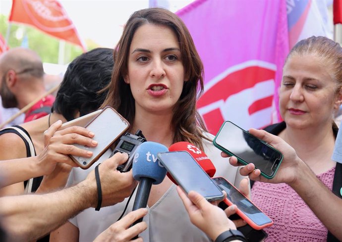 La portavoz de Más Madrid en el Ayuntamiento, Rita Maestre, atiende a los medios durante una concentración de trabajadores de transporte público de Madrid, frente al Ayuntamiento de Madrid, a 2 de junio de 2022, en Madrid (España). Los comités de empres