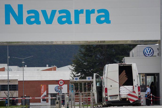 Archivo - Vista de la puerta principal de la fábrica de Volkswagen Navarra.