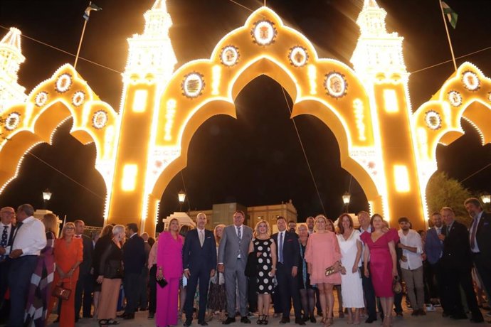 La coorporación municipal del Ayuntamiento de Alcalá de Guadaíra tras el encendido de la portada de la Feria 2022.