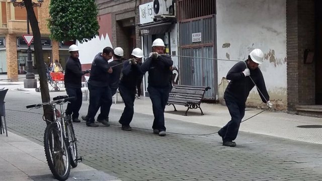 Archivo - Trabajadores en Oviedo.