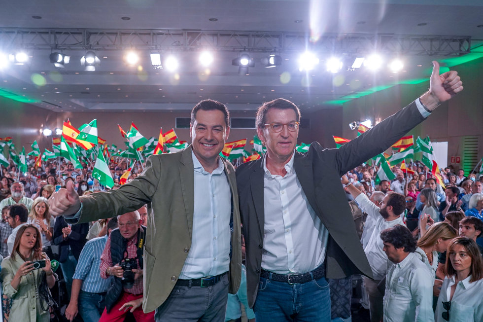 El candidato a la reelección como presidente de la Junta de Andalucía, Juanma Moreno, y el presidente del PP, Alberto Núñez Feijóo, a la llegada a la clausura del acto público a 29 de mayo del 2022 en Sevilla (Andalucía, España)