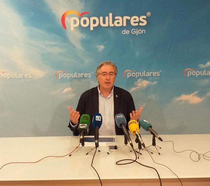 El presidente del PP de Gijón, Pablo González, en rueda de prensa en la sede local 'popular'