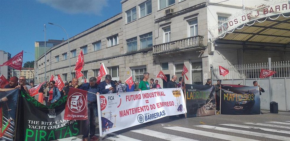 Concentración convocada por el comité de empresa ante las instalaciones del astillero vigués Hijos de J. Barreras.