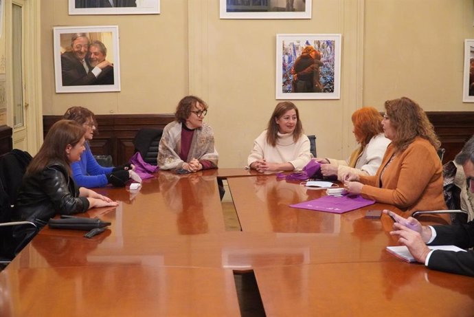 La presidenta del Govern, Francina Armengol, durante la reunión con activistas y políticas que lograron la legalización del aborto en Argentina.