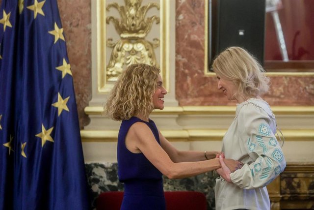 La presidenta del Congreso, Meritxell Batet (i), recibe a la vicepresidenta de la Rada Suprema de Ucrania, Olena Kondratyukm, en el Congreso.