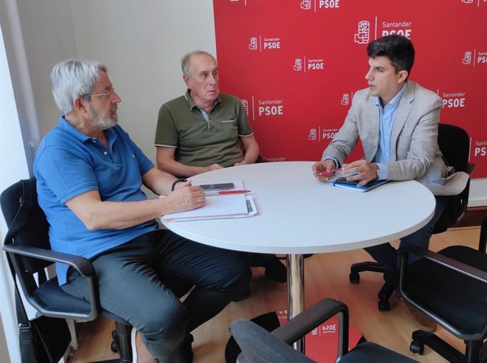 El portavoz socialista, Daniel Fernández, con representantes de la Unión de Jubilados y Pensionistas de UGT