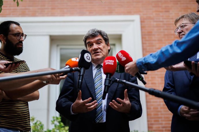 El ministro de Inclusión, Seguridad Social y Migraciones, José Luis Escrivá, presta declaraciones a los medios después de una reunión, en el Ministerio de Inclusión, Seguridad Social y Migraciones.