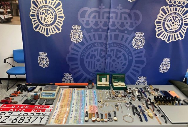 Objetos de valor incautados a una banda dedicada a robos violentos en viviendas.