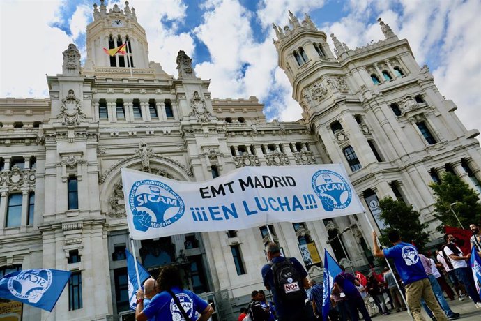 Varias personas con una pancarta del Sindicato Independiente de Conductores de Autobuses de Madrid (SICAM) que reza 'EMT en lucha' durante una concentración de trabajadores de transporte público de Madrid, frente al Ayuntamiento de Madrid, a 2 de junio 