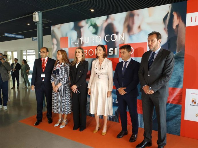La ministra y otras autoridades durante la inauguración del II Congreso del Sector Alimentario de CyL.