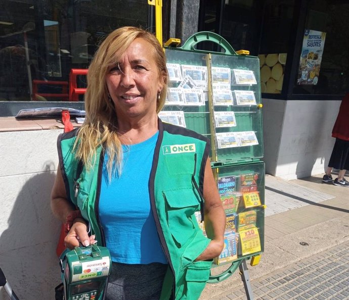 Mercedez Baeza, vendedora de la ONCE en el mercado de Huelin de Málaga capital, donde ha repartido 815.000 euros