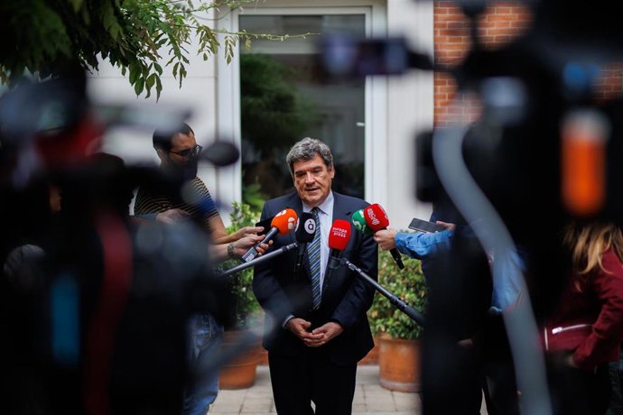 El ministro de Inclusión, Seguridad Social y Migraciones, José Luis Escrivá, presta declaraciones a los medios después de una reunión, en el Ministerio de Inclusión, Seguridad Social y Migraciones.