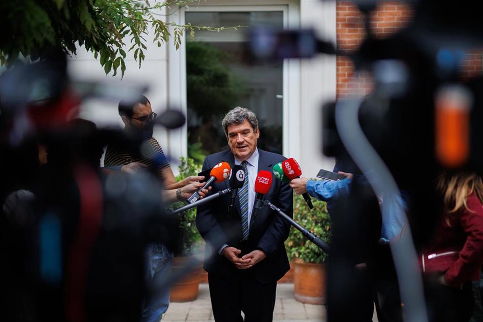 El ministro de Inclusión, Seguridad Social y Migraciones, José Luis Escrivá, presta declaraciones a los medios después de una reunión, en el Ministerio de Inclusión, Seguridad Social y Migraciones.
