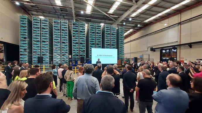 El presidente de la Generalitat, Pere Aragons, pronuncia un discurso durante su visita en planta de Esbo Logistics Systems en Sallent (Barcelona)