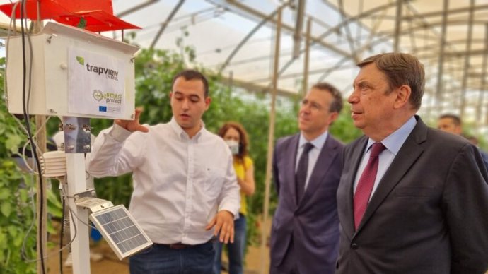 Luis Planas visita la estación experimental 'Las Palmerillas', en El Ejido (Almería)