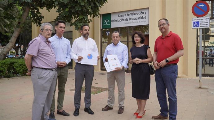 El secretario general del PSOE de Málaga, Daniel Pérez, y el candidato socialista al Parlamento José Luis Ruiz Espejo informan de dependencia