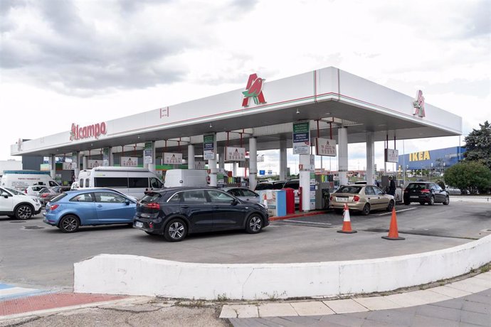 Archivo - Varios vehículos repostan en la gasolinera del Alcampo 