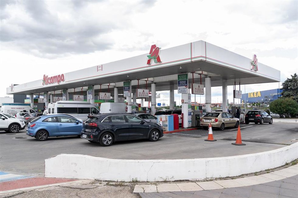 Archivo - Varios vehículos repostan en la gasolinera del Alcampo