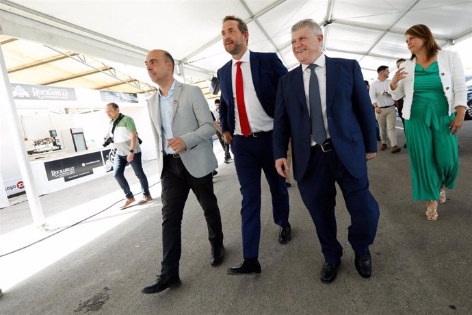 En el centro, el secretario de Estado de Turismo, Fernando Valdés, junto al delegado del Gobierno en la Región, José Vélez, y el alcalde de Molina de Segura, Eliseo García, en la inauguración del recinto de eventos de Molina de Segura