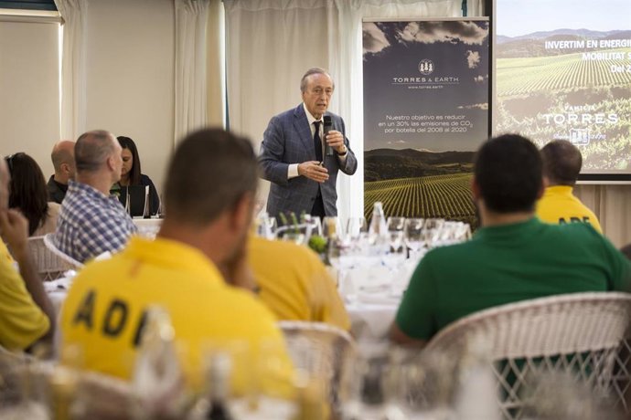El presidente de Familia Torres, Miguel A. Torres, junto a voluntarios de las ADF.
