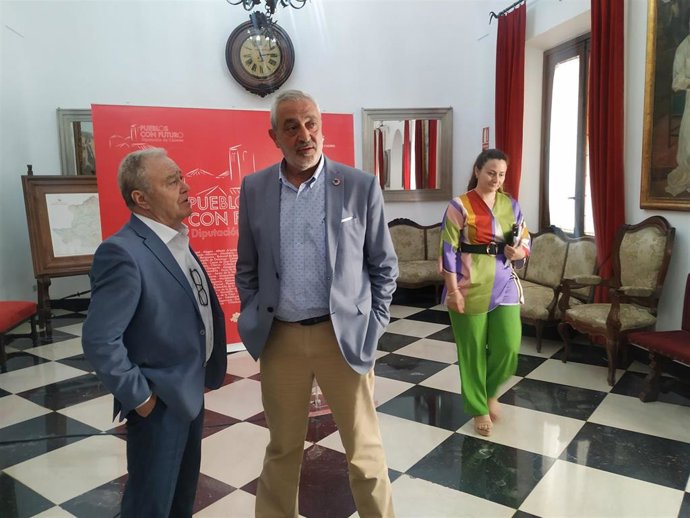 El presidente de la Diputación de Cáceres, Carlos Carlos, junto al de la Diputación de Huesca, Miguel Gracia