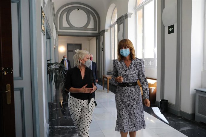 Archivo - La ministra de Educación y Formación Profesional, Pilar Alegría (d), y la presidenta del Consejo Escolar del Estado, Encarna Cuenca (i), se dirigen a la presentación del anteproyecto de Ley de Formación Profesional en el Pleno del Consejo Esco