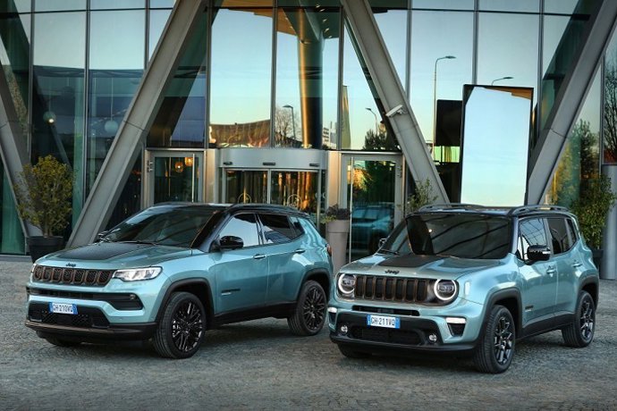 Archivo - Jeep Renegade y Compass e-Hybrid