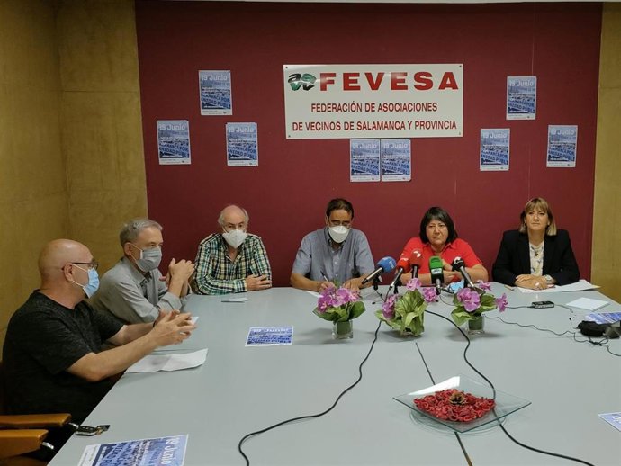 Representantes de la Plataforma de Salamanca para la Defensa de la Sanidad Pública, Diego Cuesta y Regina Moreiro en el centro, para informar de la próxima 'marea blanca'.