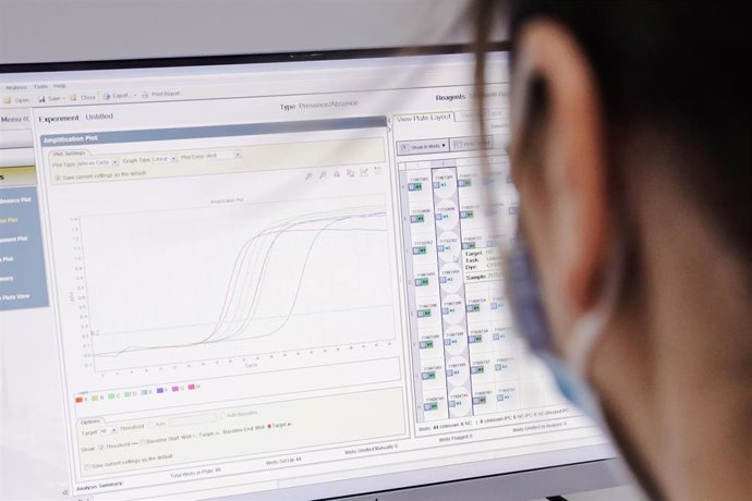 Pantalla de un ordenador con resultados positivos de viruela del mon (imagen de archivo)