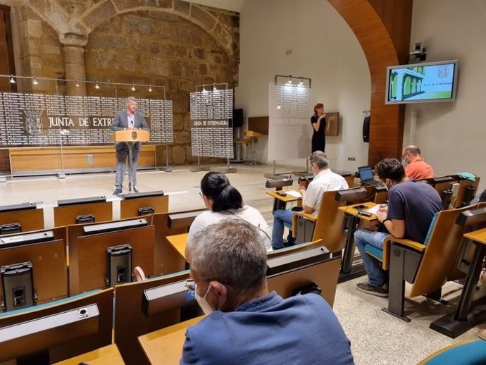 El portavoz de la Junta de Extremadura, Juan Antonio González, valora los datos de paro de mayo en rueda de prensa en Mérida