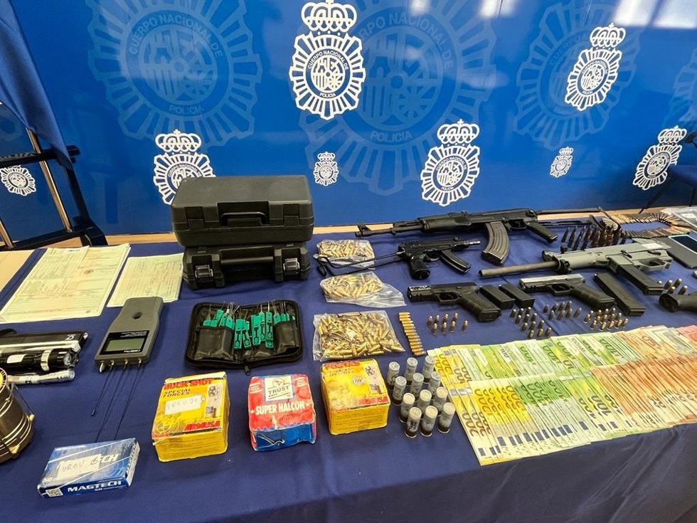Efectos intervenidos a miembros de una red criminal especializada en robar coches de lujo