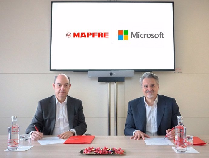 El consejero delegado de Mapfre Iberia, José Manuel Inchausti, y el presidente de Microsoft España, Alberto Granados, en la firma del acuerdo entre ambas compañías.