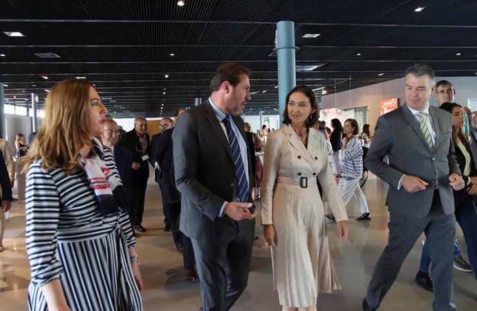 El alcalde de Valladolid, Óscar Puente, conversa con la ministra de Industria, Reyes Maroto, en presencia del director de la Feria de Valladolid, Alberto Alonso.
