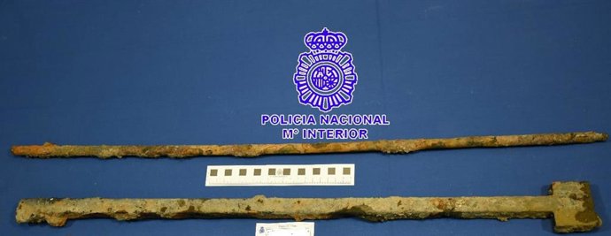 Barra de hierro intervenida al detenido.