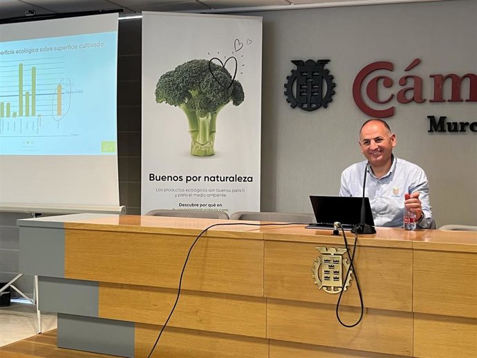 Pedro José Pérez, director técnico del Consejo de Agricultura Ecológica de la Región de Murcia (Caerm), presenta los datos del balance anual de 2021 de agricultura ecológica de la Región de Murcia