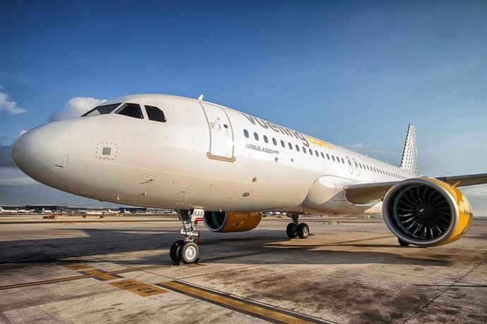 Archivo - Un avió de Vueling