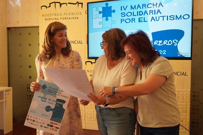 La diputada de Servicio de Asuntos Sociales, Azucena Suárez; la diputada provincial y teniente de alcalde de Bernuy de Porreros, Gloria Hernando; y la presidenta de Autismo Segovia, Susana Guri