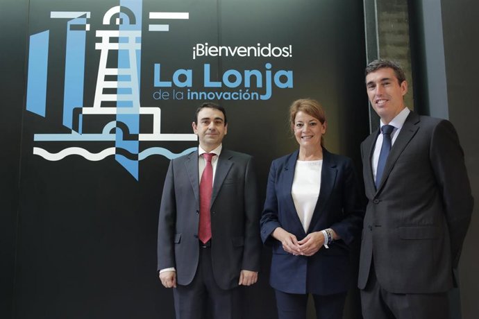 De izquierda a derecha, el jefe de Tecnología del Puerto de Huelva, Manuel Francisco Martínez, la presidenta del Puerto de Huelva, Pilar Miranda, y el director general de Gabitel Ingenieros, Rodrigo Delgado.