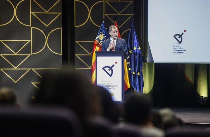 Archivo - El Rey Felipe VI interviene durante el acto de entrega de los Premios Nacionales de Innovación y de Diseño 2021, en el Palacio de Congresos, a 21 de marzo de 2022, en Valencia
