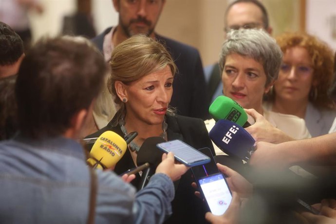 La vicepresidenta segunda del Gobierno y ministra de Trabajo y Economía Social, Yolanda Díaz, responde a los medios a su llegada a la Comisión de Trabajo del Congreso