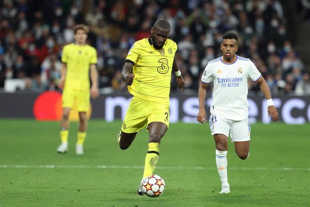 Archivo - Antonio Rüdiger juega el balón perseguido por Rodrygo Goes durante el Real Madrid-Chelsea de la Liga de Campeones 2021-2022