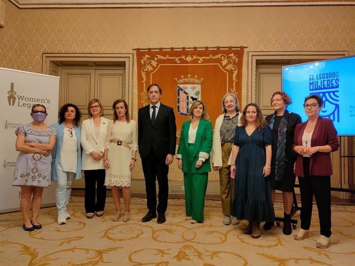 El alcalde de Salamanca, Carlos García Carbayo (centro), recibe en el Ayuntamiento a impulsoras de 'El legado de las mujeres'.