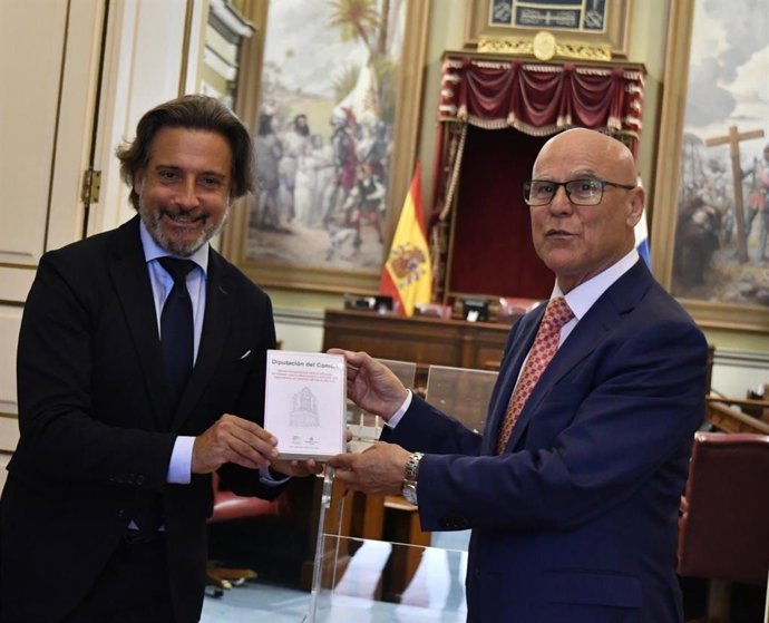 El presidente del Parlamento de Canarias, Gustavo Matos, y el Diputado del Común, Rafael Yanes, en la presentación del informe extraordinario sobre dependencia
