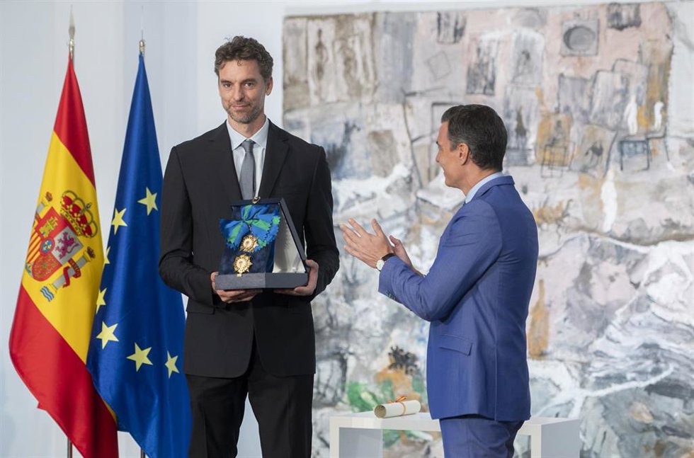 El exjugador de baloncesto Pau Gasol recibe la Gran Cruz de la Real Orden del Mérito Deportivo por parte del presidente del Gobierno, Pedro Sánchez en La Moncloa,