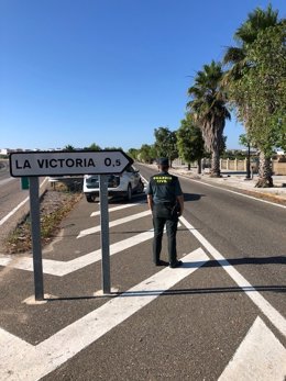 Archivo - Un agente de la Guardia Civil en La Victoria.
