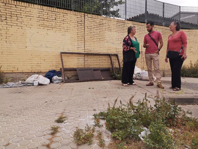 El portavoz municipal de la coalición IU-Podemos, Daniel González Rojas, visita El Cerro ante las denuncias del vecindario en materia de limpieza y jardinería.